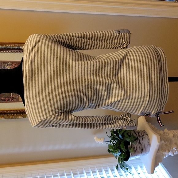 Tommy Hilfiger gray white stripe 3/4 sleeve round neck top blue trim top…SP EUC - Picture 6 of 11